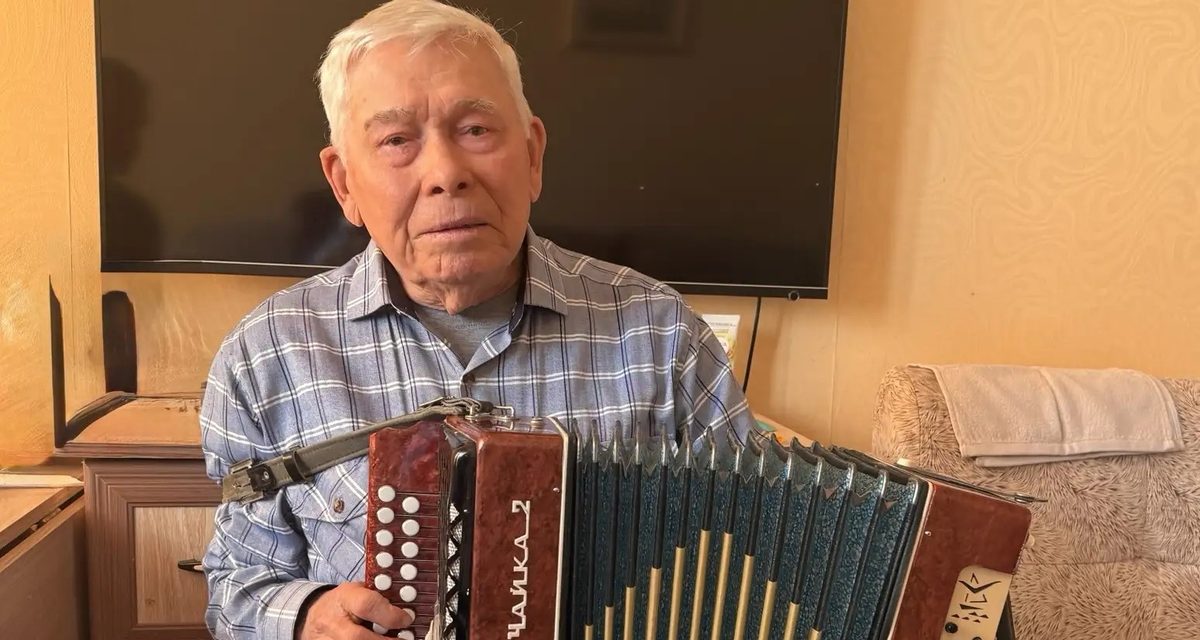 95-летний ветеран МВД Марий Эл отметил юбилей и сыграл гостям на гармони