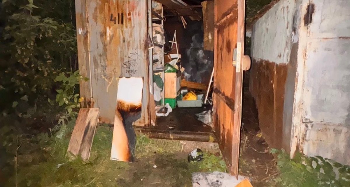 В Волжске у гаража загорелась ветошь после того, как рядом развели костёр, пожар быстро потушили