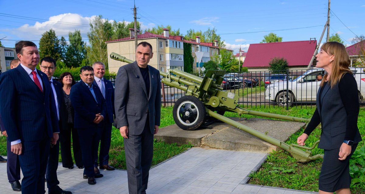 Юрий Зайцев осмотрел и похвалил отремонтированный музей Воинской славы в Оршанском районе