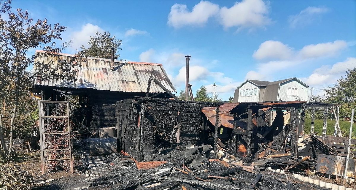 В бане под Йошкар-Олой начался пожар: огонь перекинулся на дом и соседние постройки
