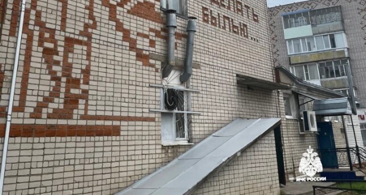 В гостинице Козьмодемьянска загорелся номер на третьем этаже, 28 человек эвакуировали
